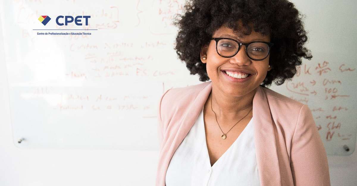 O processo de recrutar profissionais de ensino a distancia e bem diferente do ensino tradicional