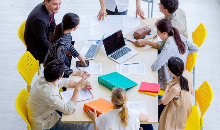 Perceba que ter sentimentos no trabalho é normal
